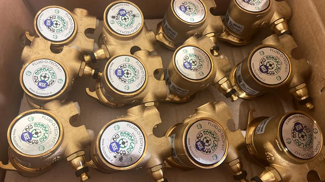 جعبهٔ پمپهای روتاری فلویدوتک روتوفلو اورجینال با لیبل NSF در انبار اسپرسو تکنیک