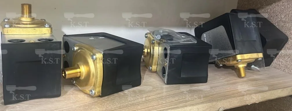 ردیف پرشرسویچهای سه فاز اسپرسوساز صنعتی با فلنج برنجی و رزوهٔ اتصال روی قفسهٔ کارگاه اسپرسو تکنیک کاظمپور