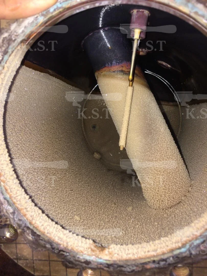 داخل بویلر اسپرسوساز صنعتی که دیواره، لولهٔ مبدل حرارتی و سنسور سطح آب آن با رسوب آهکی دانهدانه پوشیده شده است